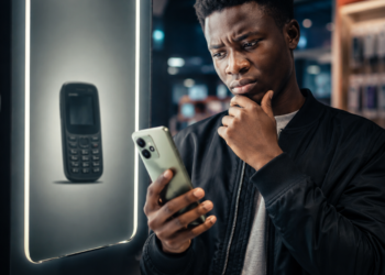Un consommateur africain hésite devant un smartphone itel moderne