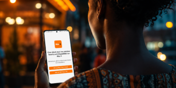 Une utilisatrice africaine consulte Max it sur son smartphone dans une rue urbaine