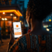 Une utilisatrice africaine consulte Max it sur son smartphone dans une rue urbaine