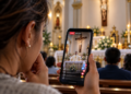 Une fidèle filme une messe catholique avec son smartphone dans une église en Équateur, illustrant la diffusion des vidéos en direct sur les réseaux sociaux.