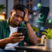 Un jeune homme africain utilise un smartphone Android lent affichant un chargement prolongé